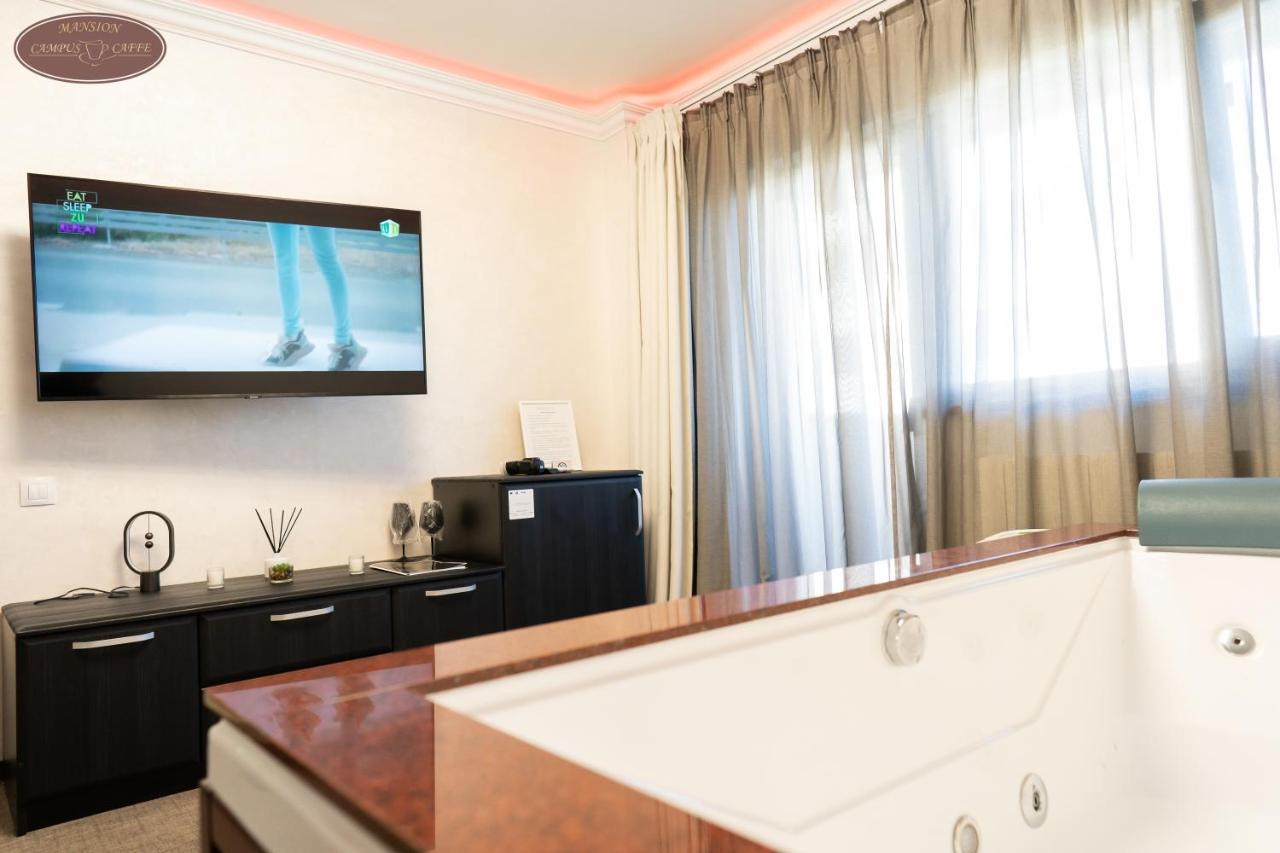 Campus Caffe Mansion Hotel Бузау Екстериор снимка