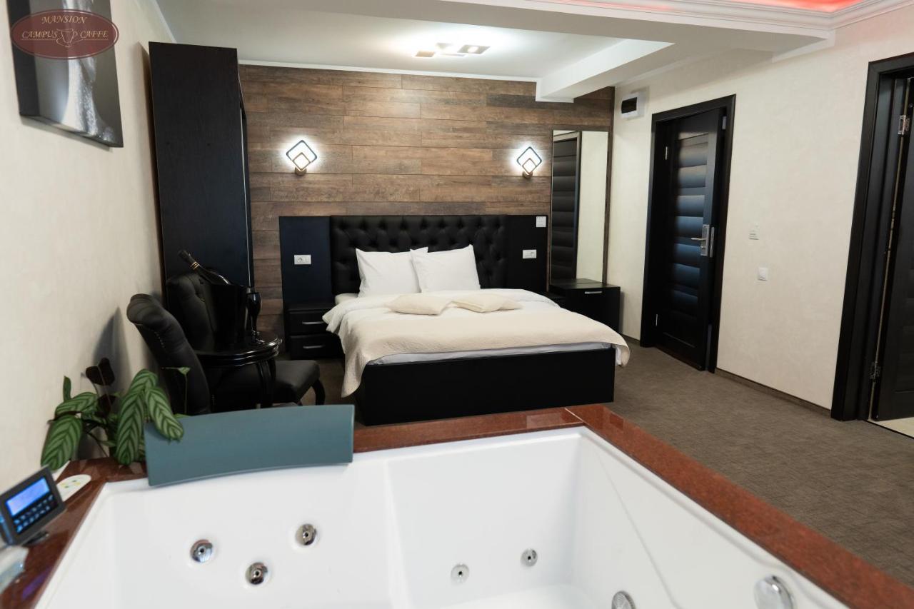 Campus Caffe Mansion Hotel Бузау Екстериор снимка