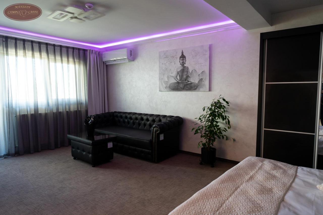 Campus Caffe Mansion Hotel Бузау Екстериор снимка