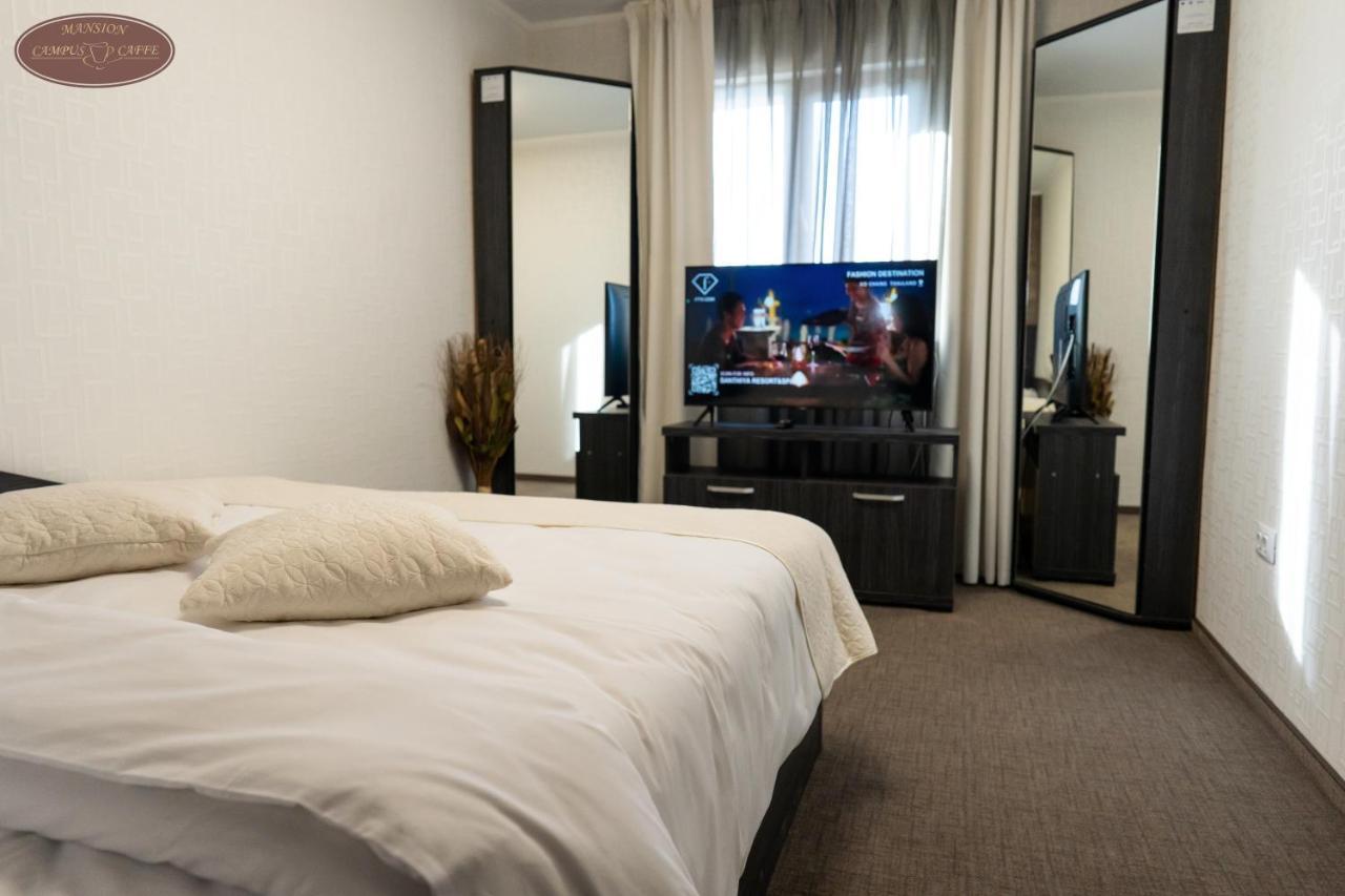 Campus Caffe Mansion Hotel Бузау Екстериор снимка