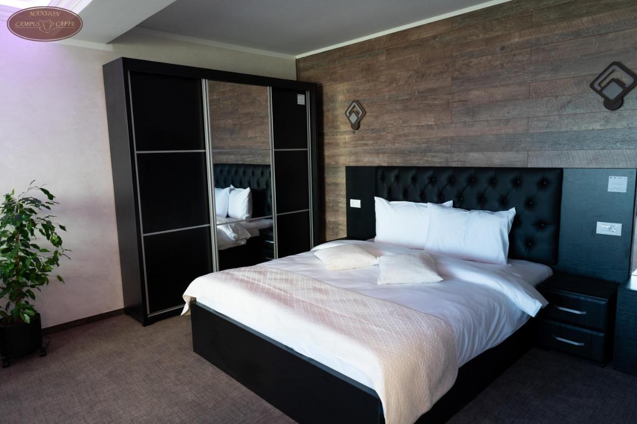 Campus Caffe Mansion Hotel Бузау Екстериор снимка