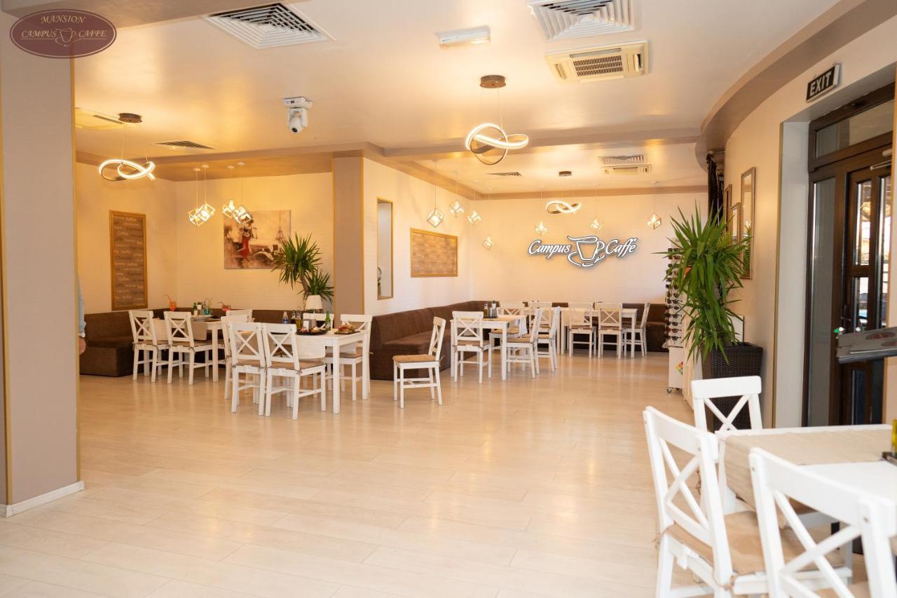 Campus Caffe Mansion Hotel Бузау Екстериор снимка