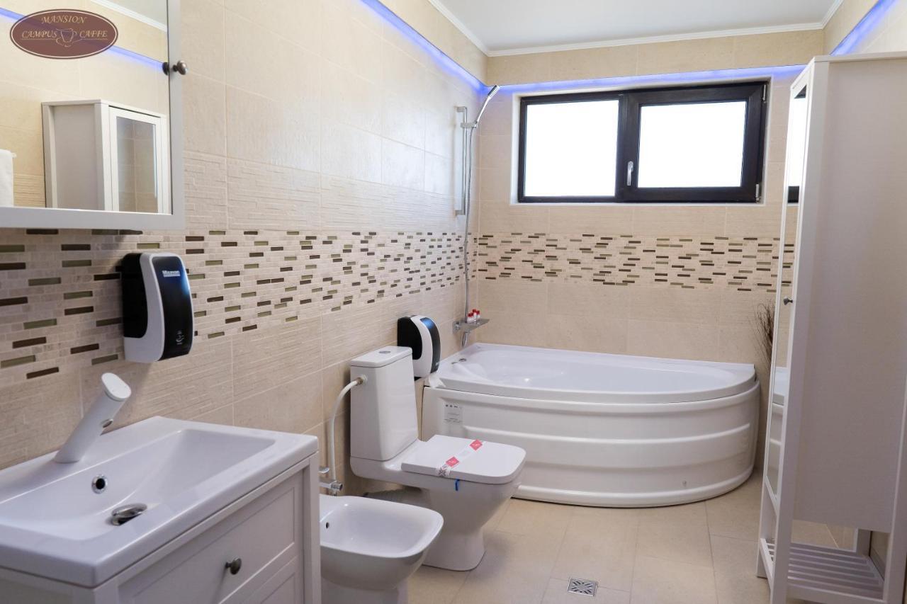 Campus Caffe Mansion Hotel Бузау Екстериор снимка