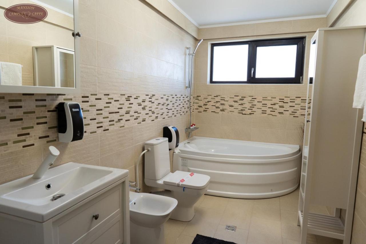 Campus Caffe Mansion Hotel Бузау Екстериор снимка