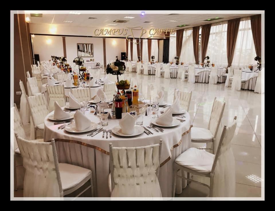 Campus Caffe Mansion Hotel Бузау Екстериор снимка