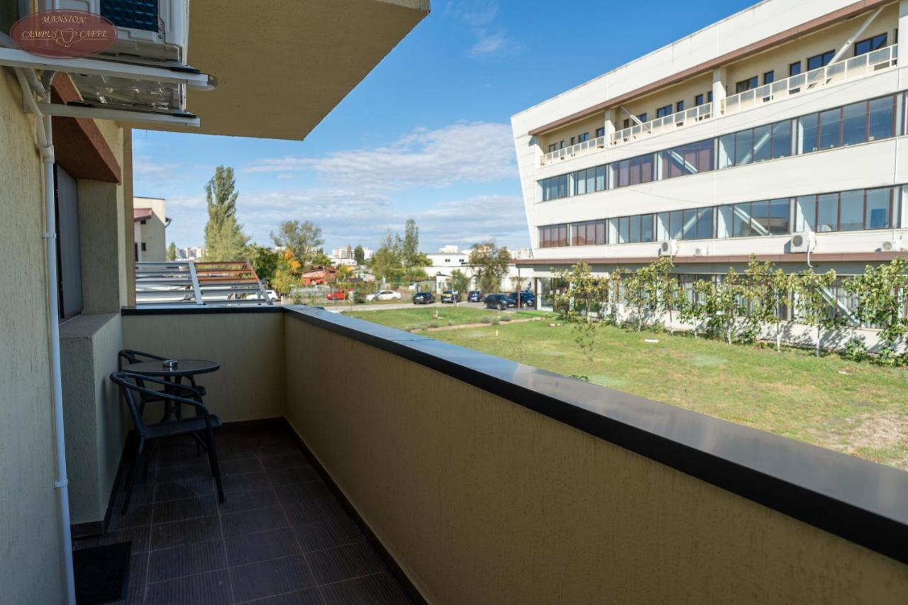 Campus Caffe Mansion Hotel Бузау Екстериор снимка