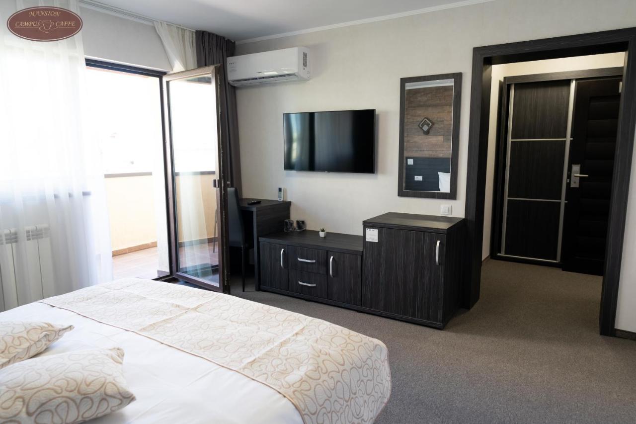 Campus Caffe Mansion Hotel Бузау Екстериор снимка