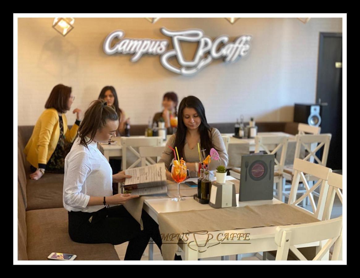 Campus Caffe Mansion Hotel Бузау Екстериор снимка
