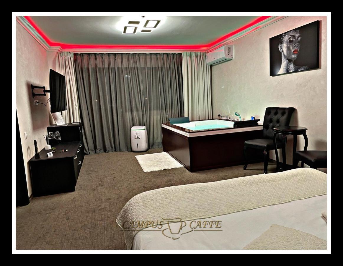 Campus Caffe Mansion Hotel Бузау Екстериор снимка
