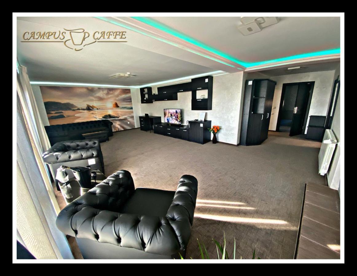 Campus Caffe Mansion Hotel Бузау Екстериор снимка