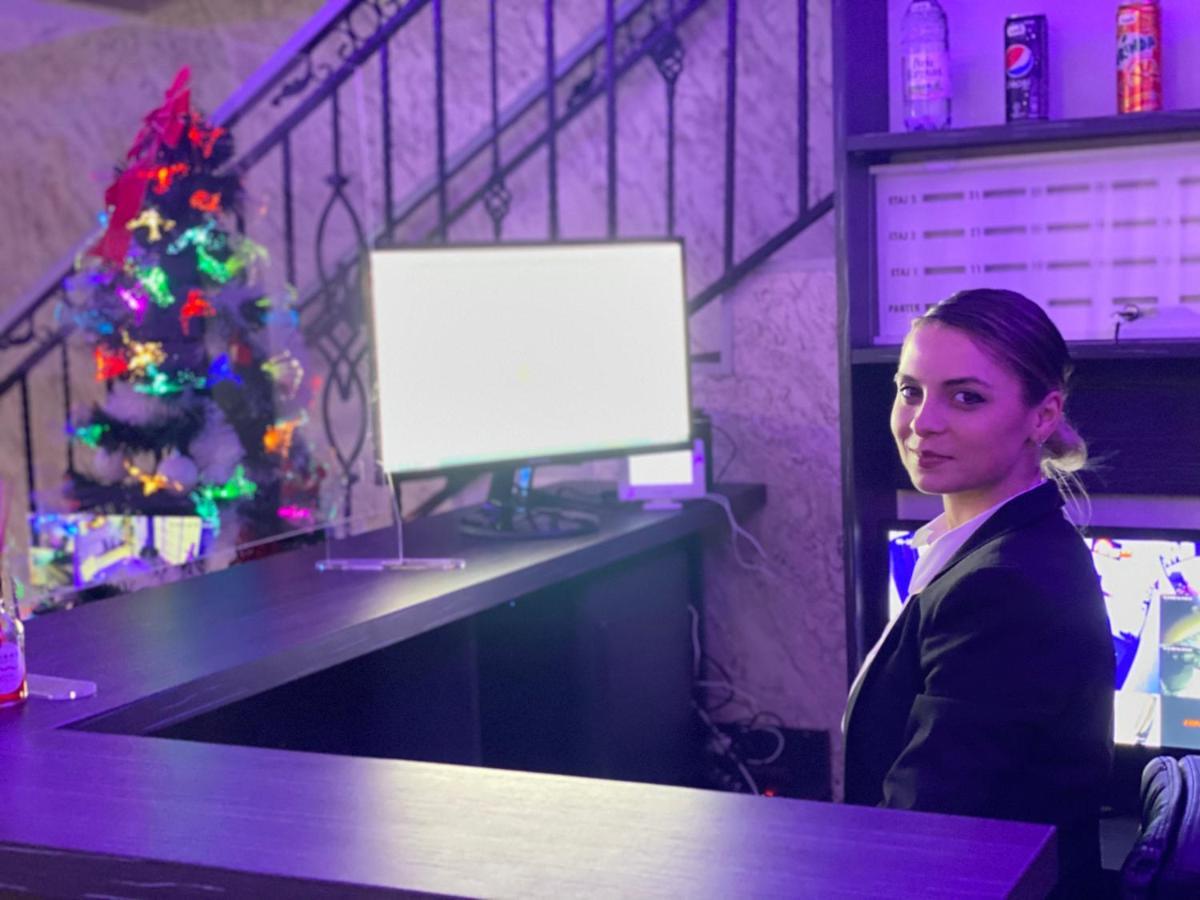 Campus Caffe Mansion Hotel Бузау Екстериор снимка
