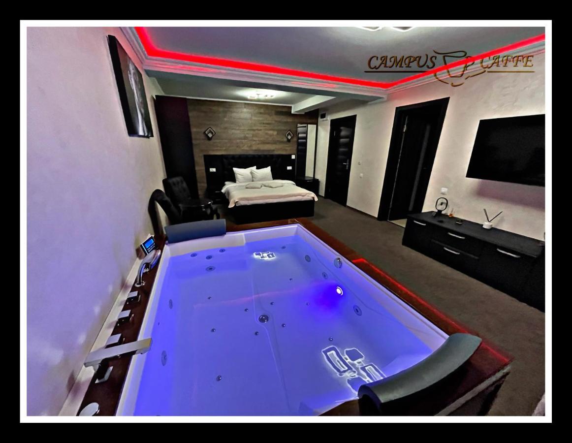 Campus Caffe Mansion Hotel Бузау Екстериор снимка