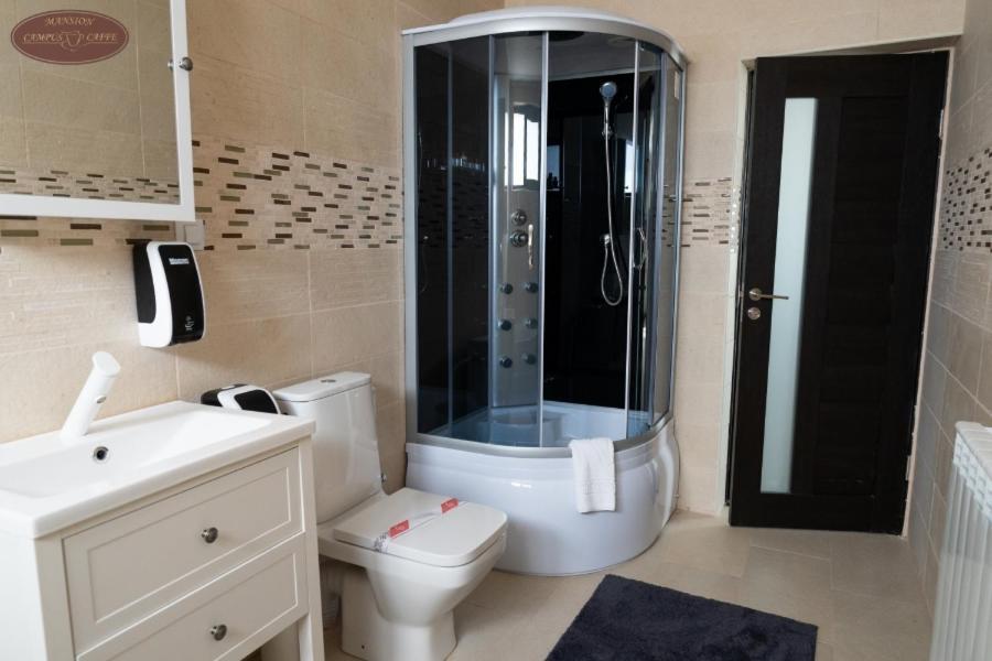 Campus Caffe Mansion Hotel Бузау Екстериор снимка