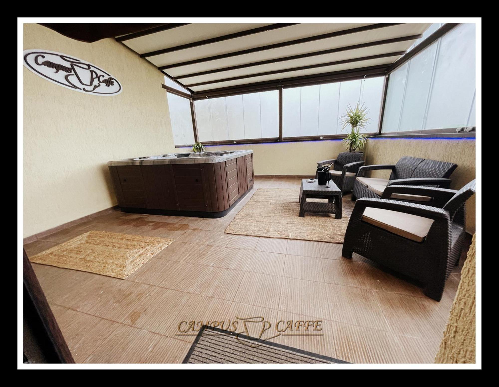 Campus Caffe Mansion Hotel Бузау Стая снимка